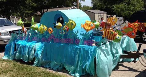 Stand in the front of the room to facilitate a discussion about parade floats. . Parade float design software